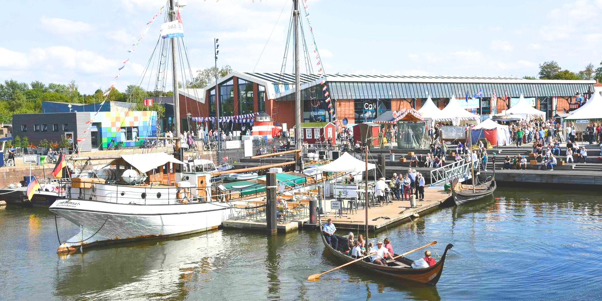 Flaniere über das Schaufenster Fischereihafen