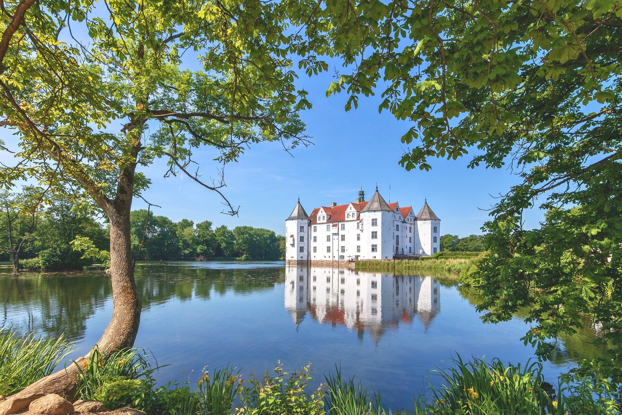 Spaziere am Wasserschloss Glücksburg