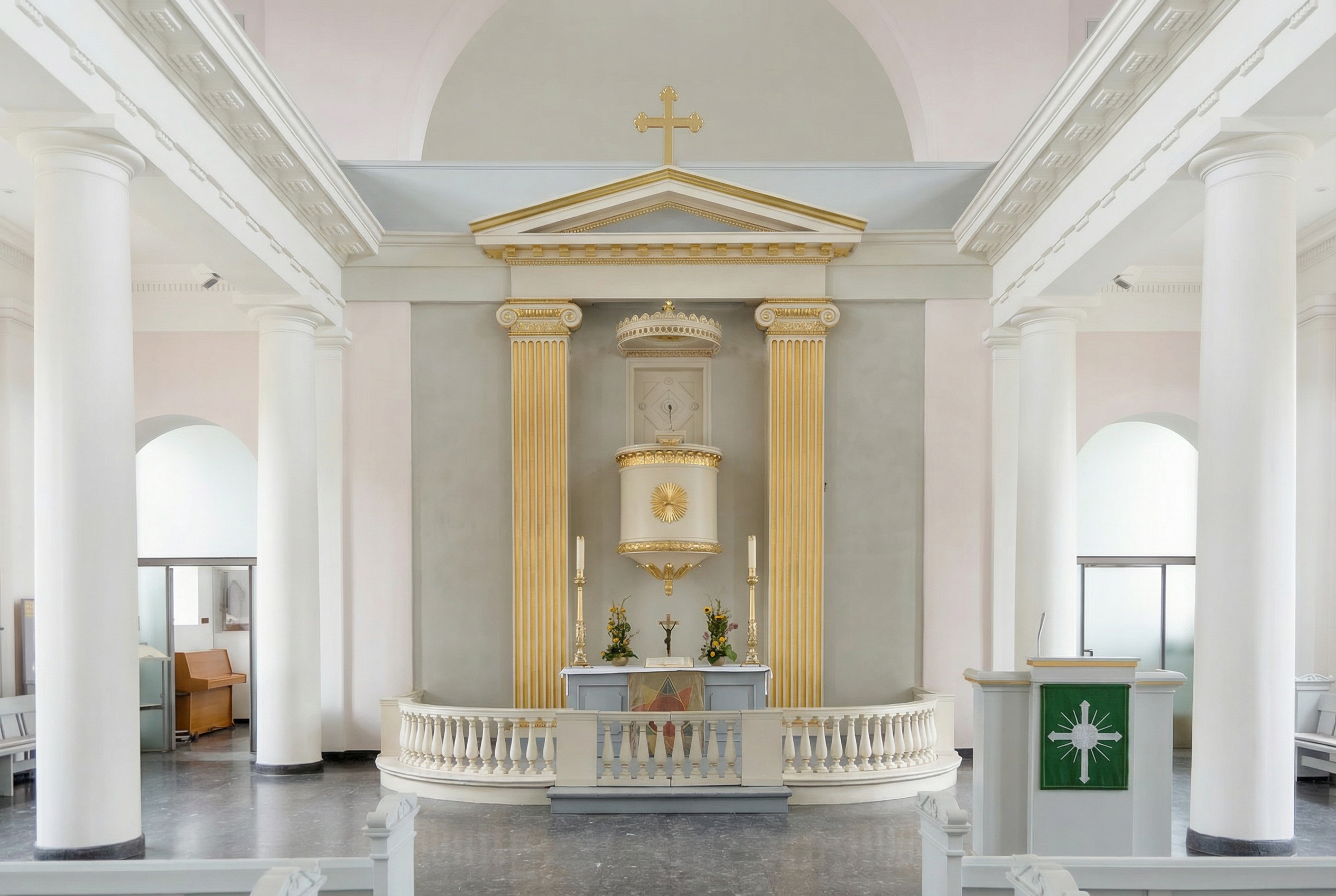 Besuche die Marienkirche mit Bronzebecken