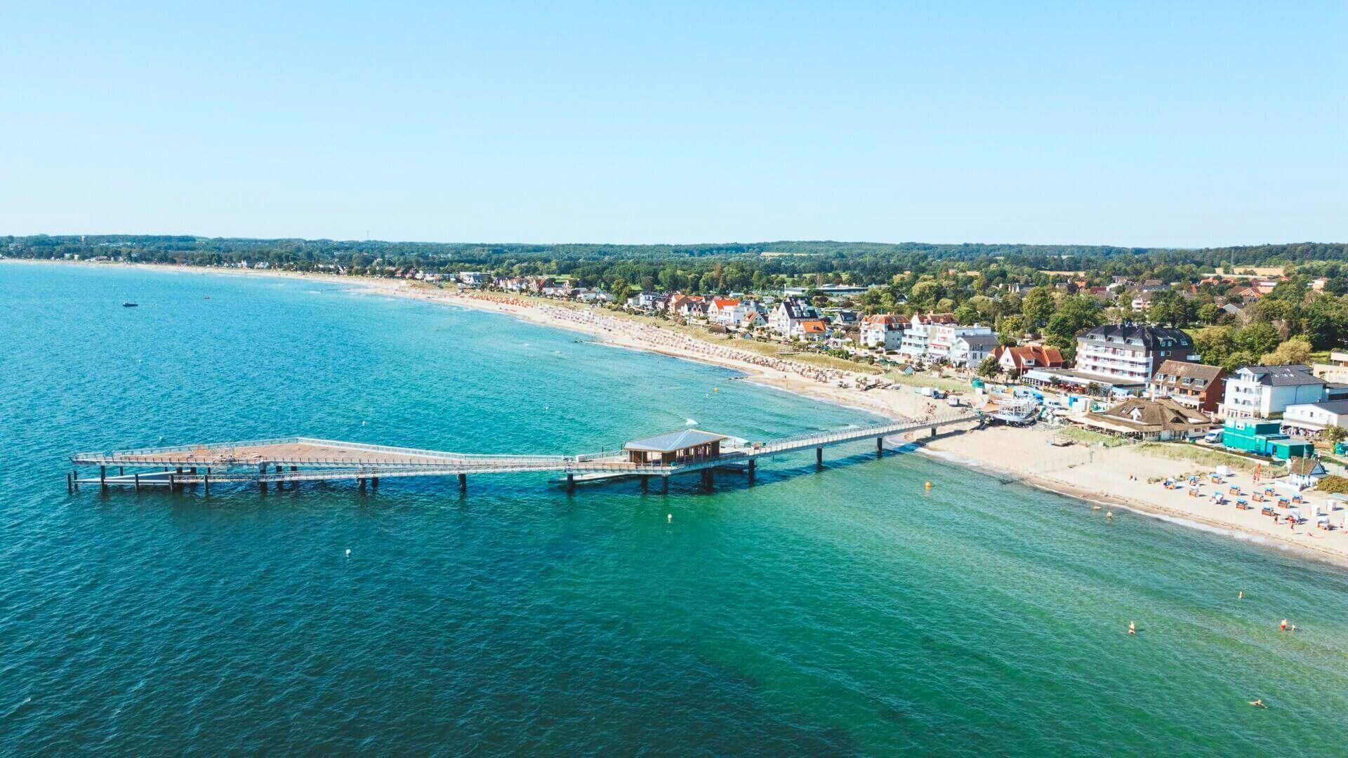 Panoramablick über die Ostsee auf der Seebrücke Haffkrug