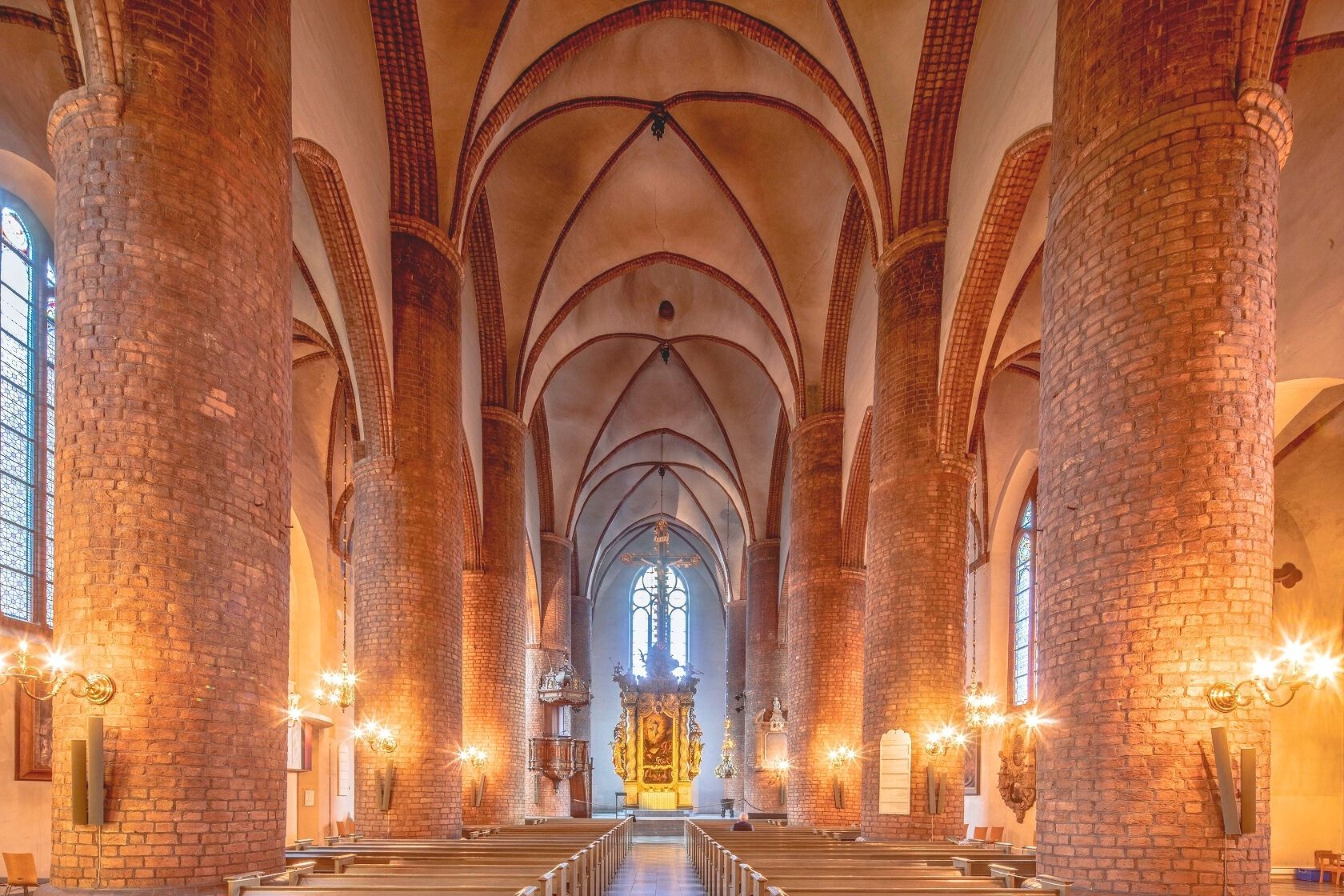 Besuche die St. Nikolai Kirche