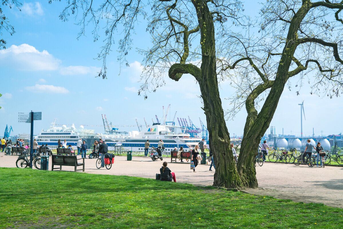 Picknicke mit Panorama Elbblick am Altonaer Balkon