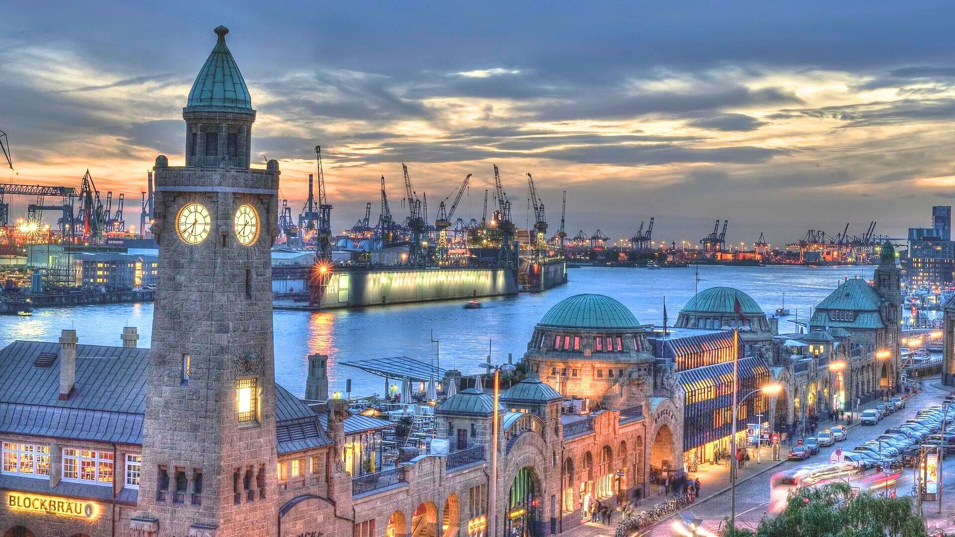 Spaziere auf den Landungsbrücken mit Hafenpanorama
