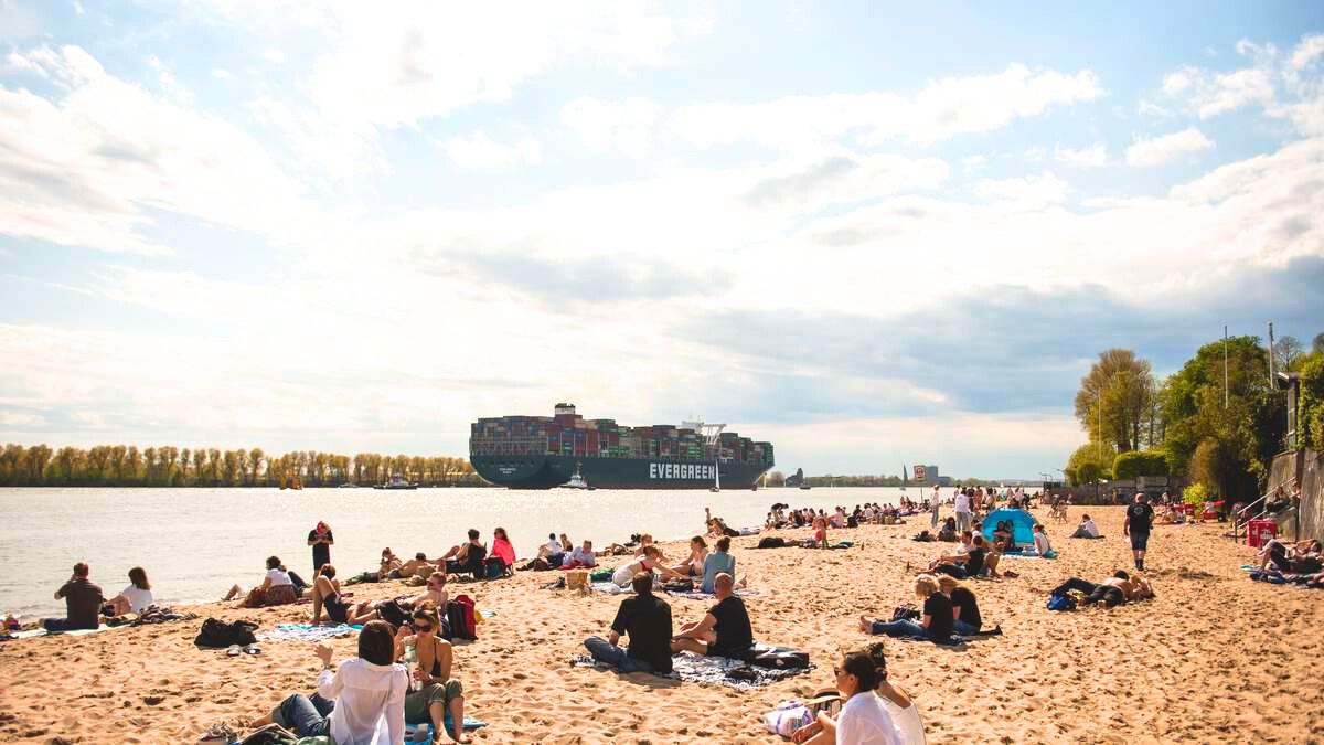 Spüre den Sand unter deinen Füßen am Elbstrand
