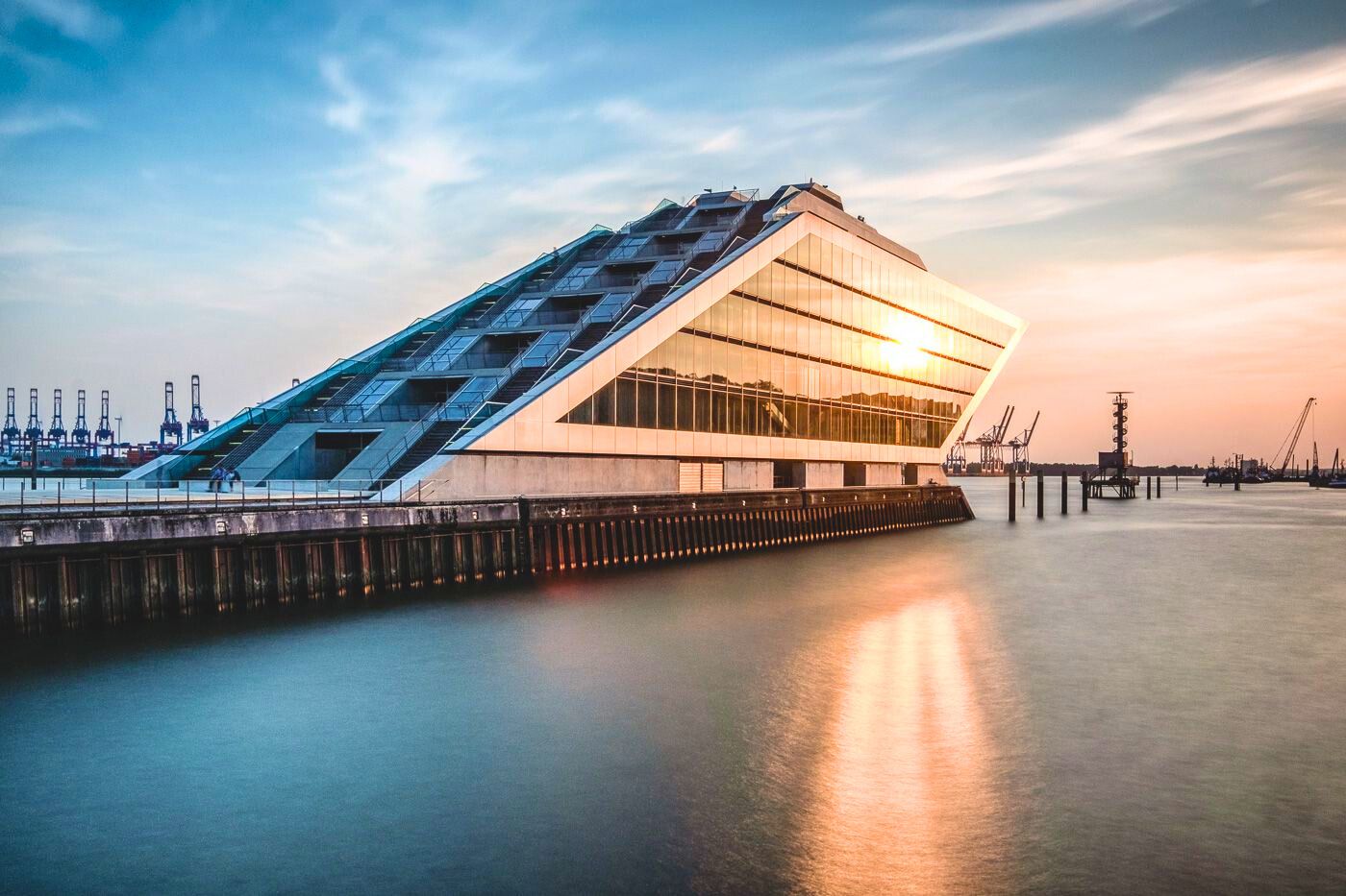 Genieß den Panorama-Elbblick vom Dockland