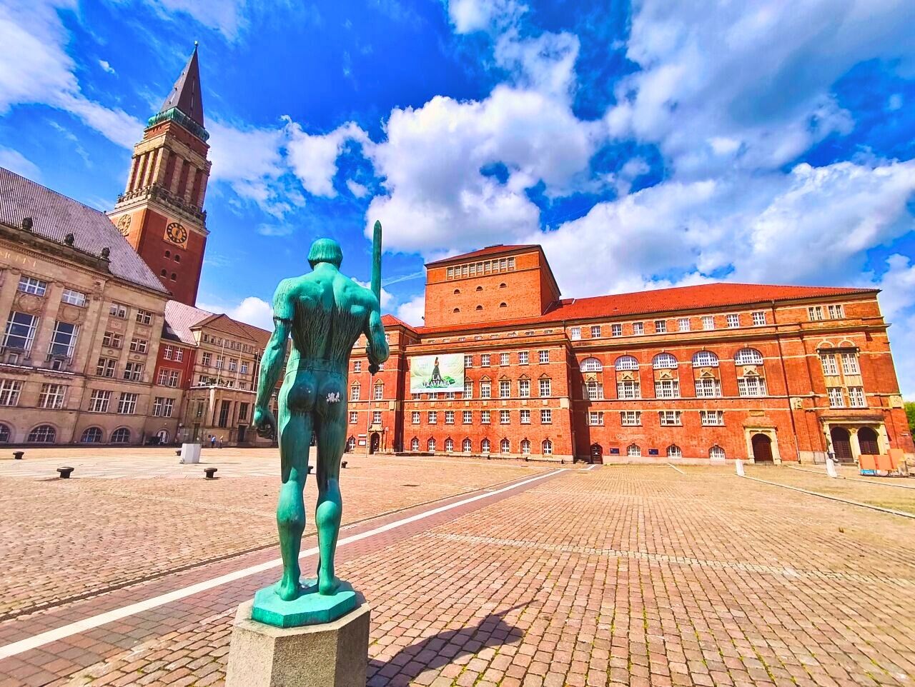 Besichtige den Kieler Rathausplatz und fahre Paternoster