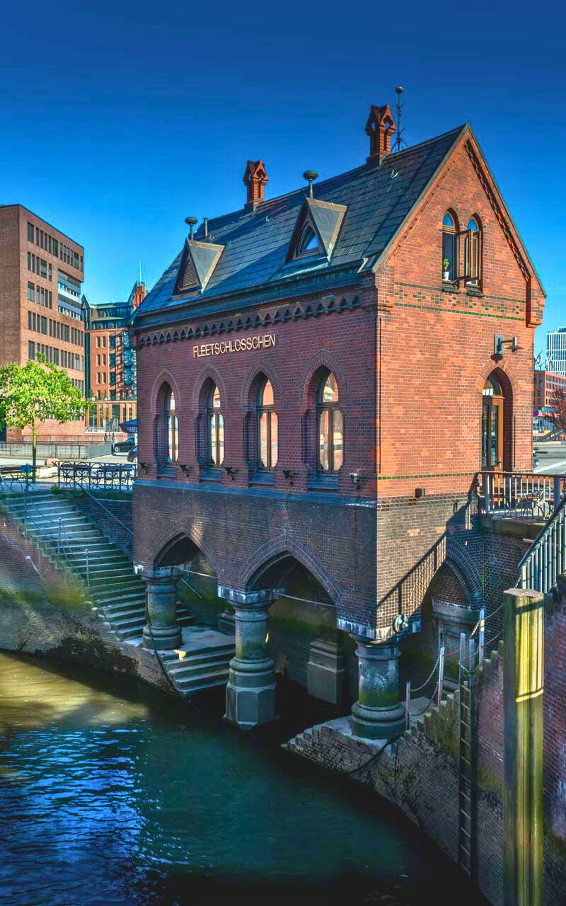 Trinke einen Kaffee im Fleet-Schlösschen