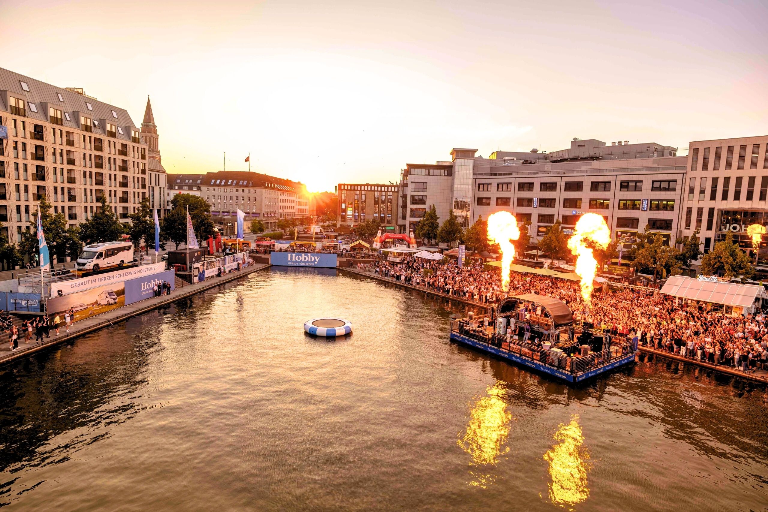 Feuer die Wasserspringer an beim Ocean Jump