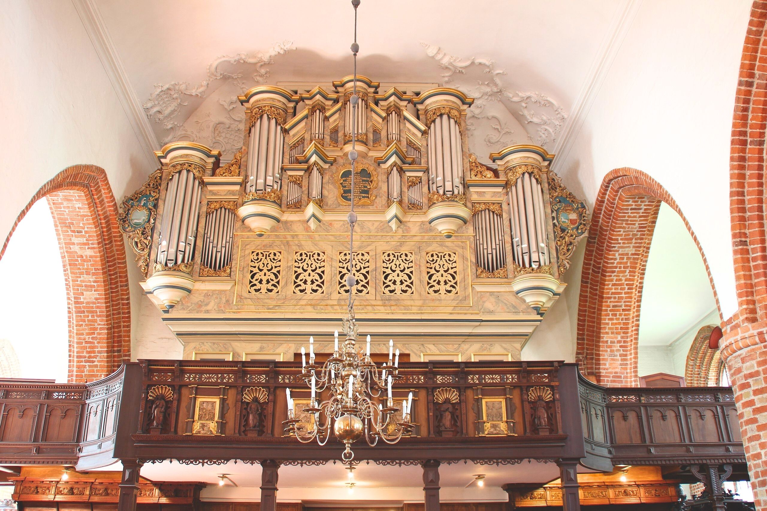 Bestaune die gotische Backsteinkirche St. Nikolai