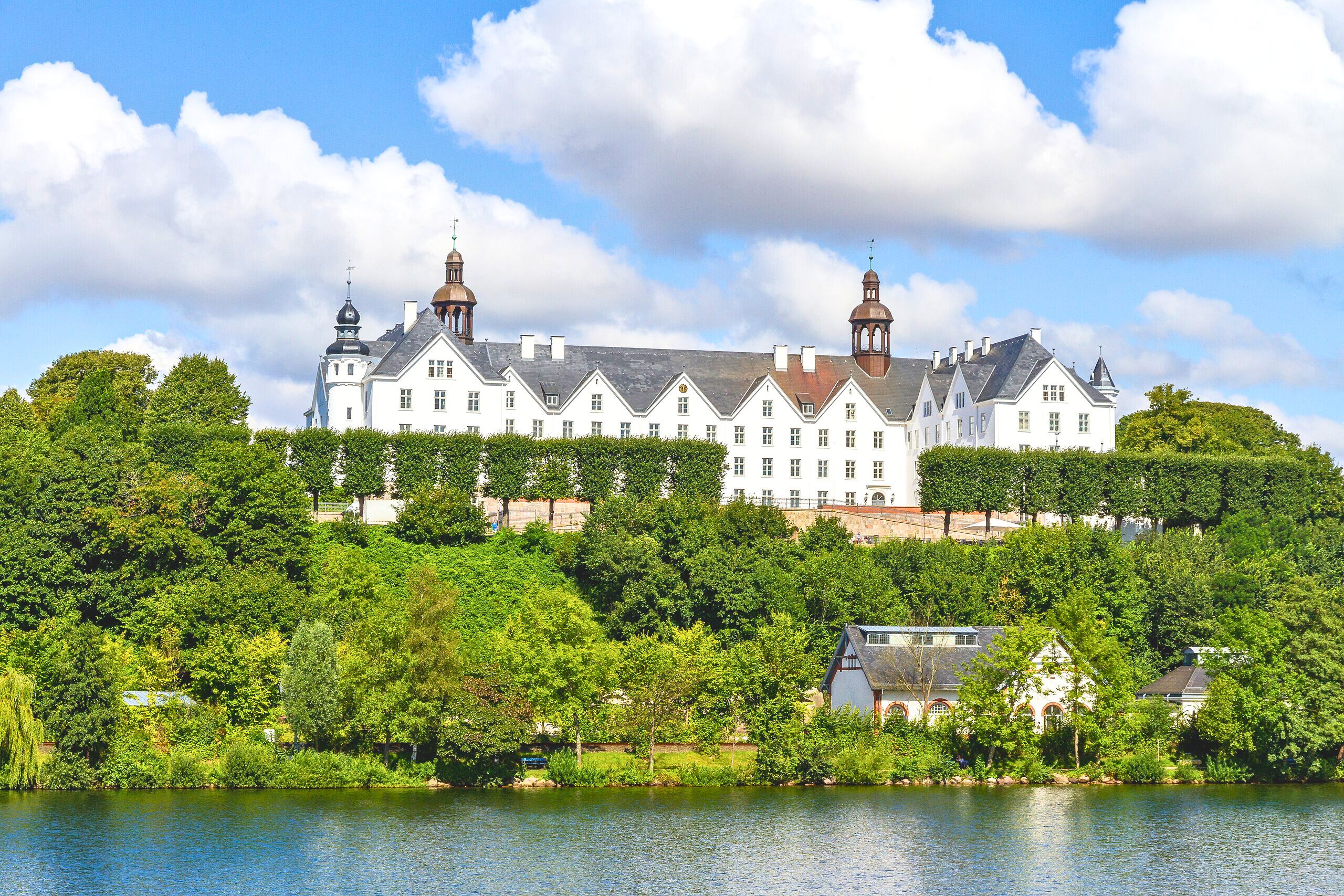 Spaziere beim Schloss Plön zwischen See und Schloss