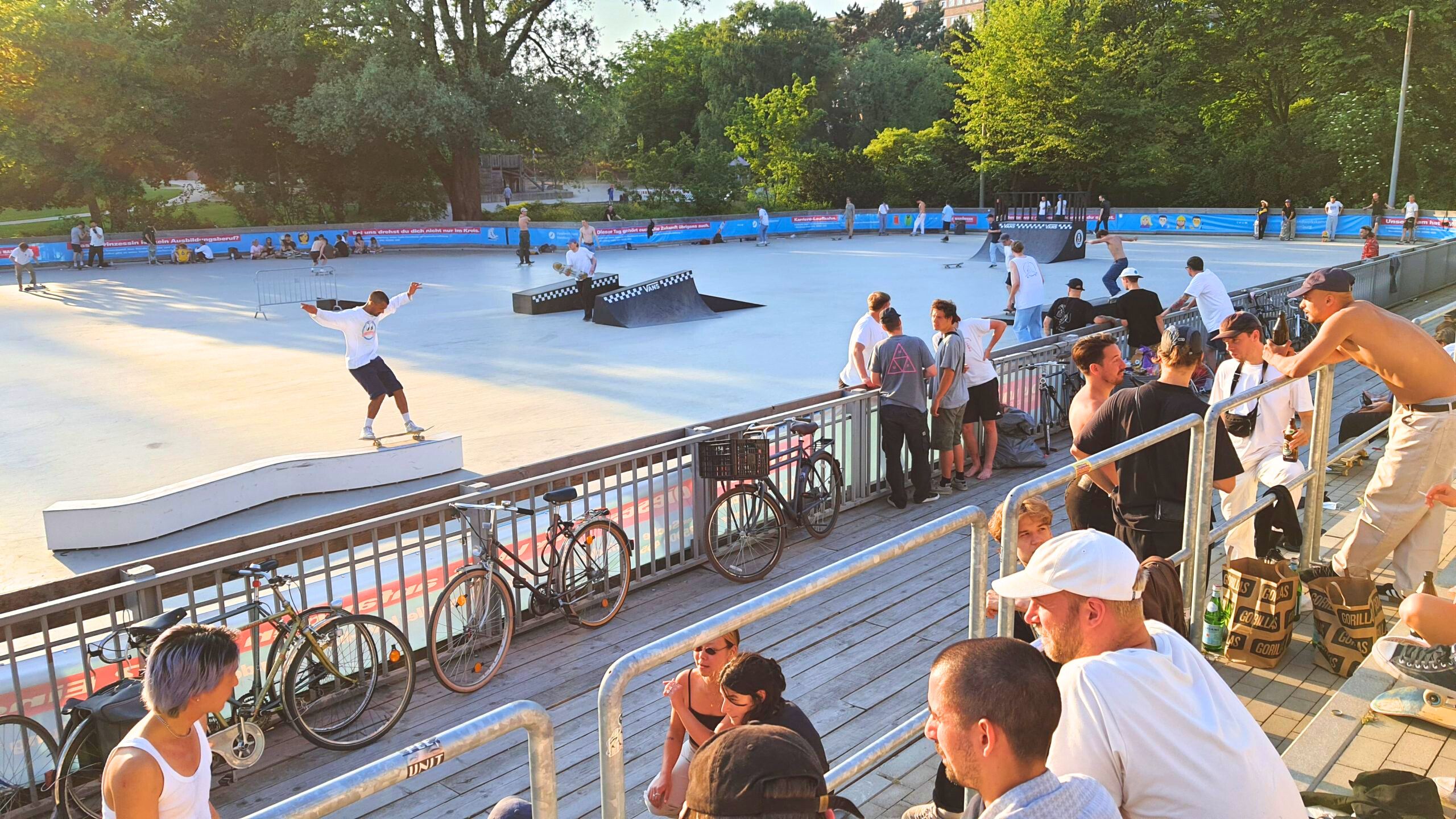 Fahre Rollschuh und Skateboard auf der Rollschuhbahn