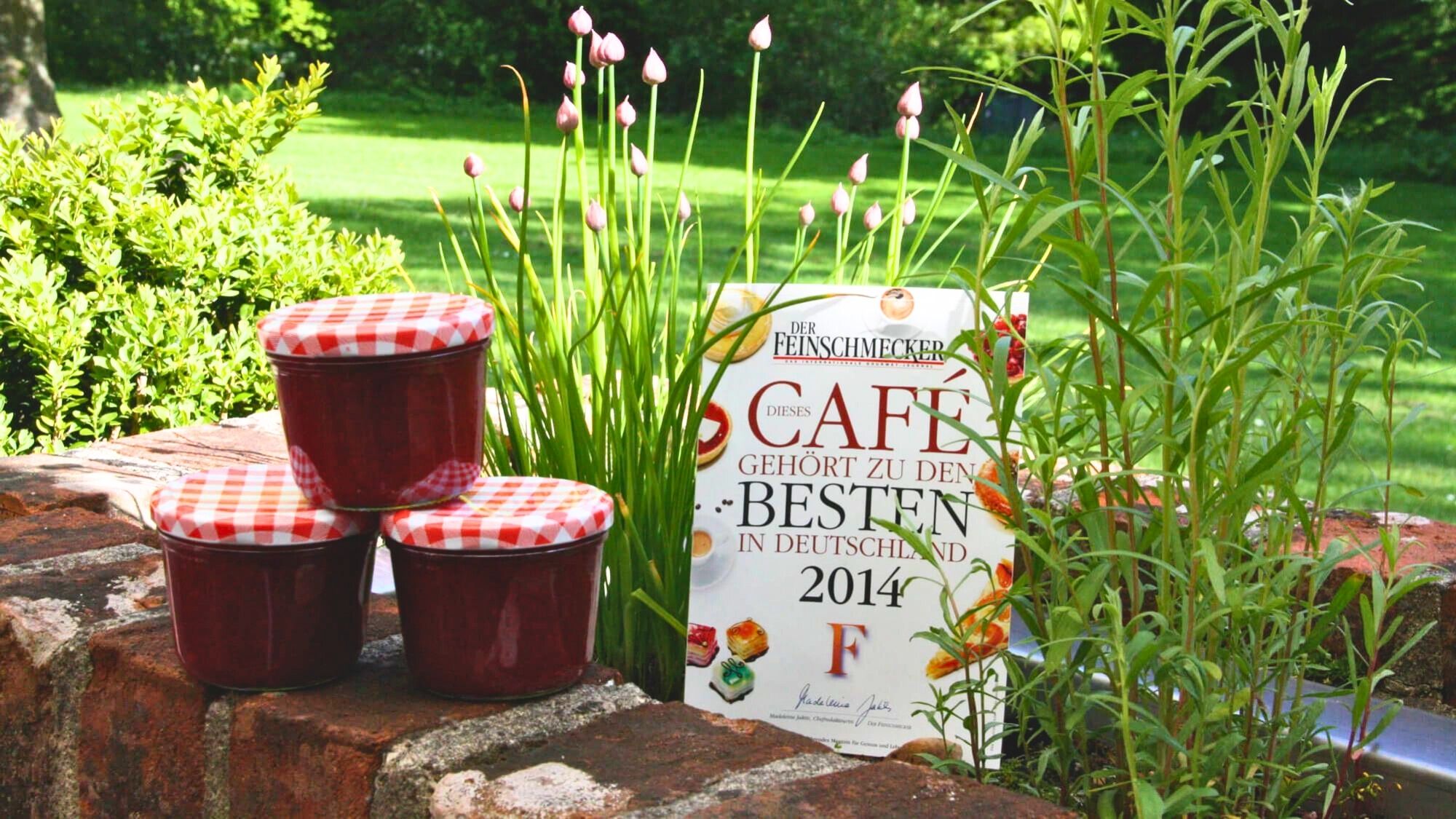 Trinke einen Kaffee im historischen Klostercafe Cismar