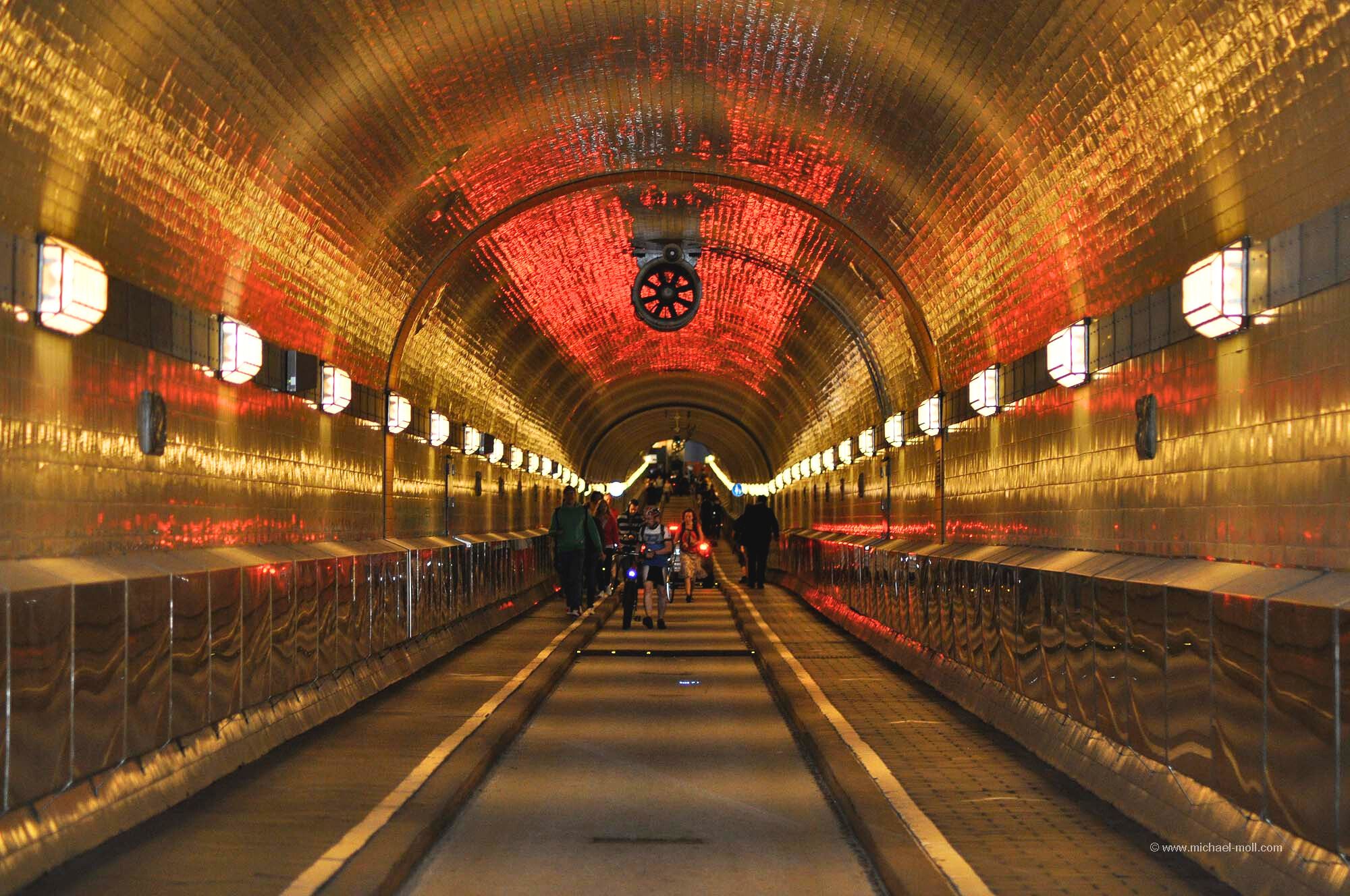 Durchquere die Elbe unter Wasser durch den Alten Elbtunnel