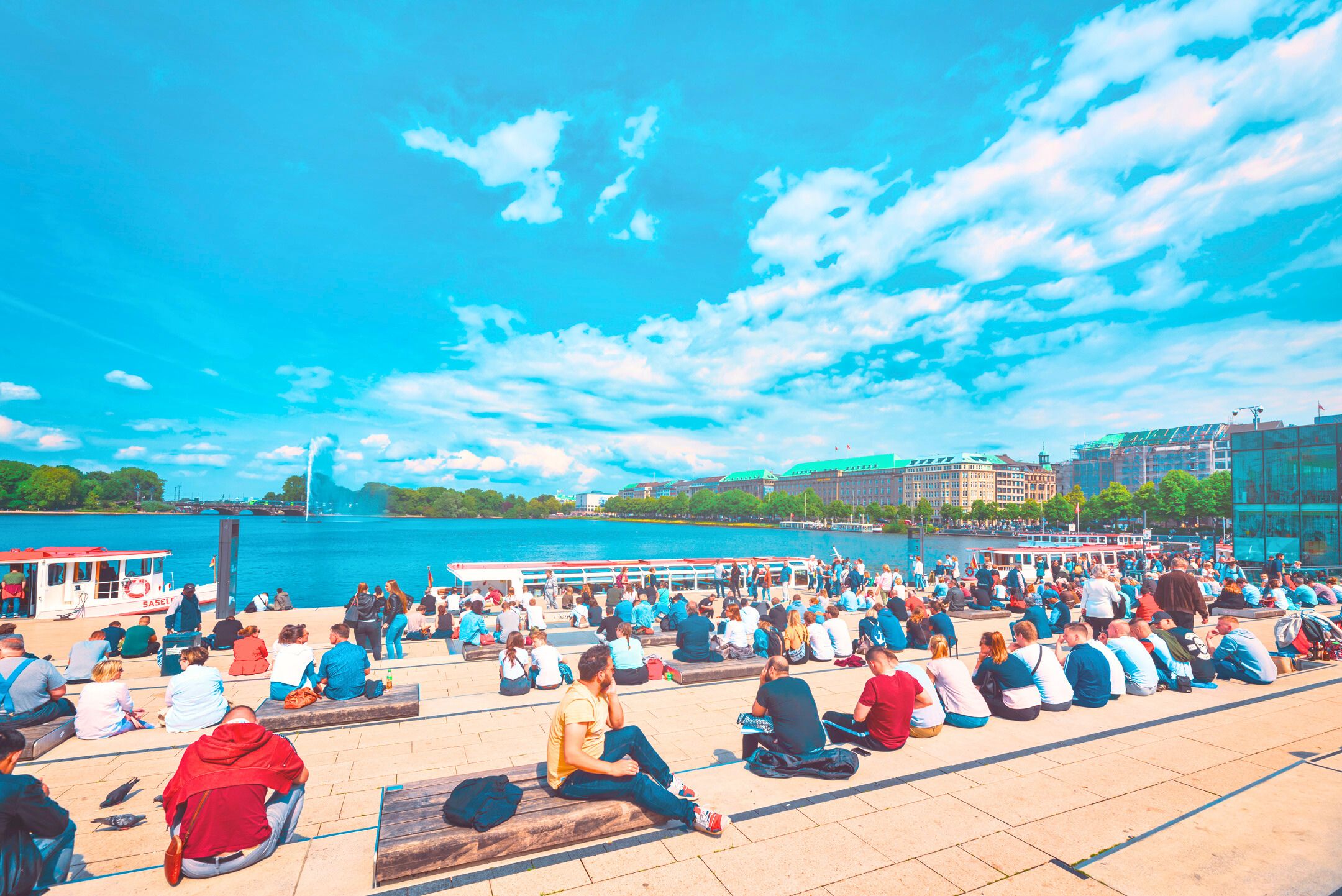 Genieße den Hamburger Vibe an der Binnenalster