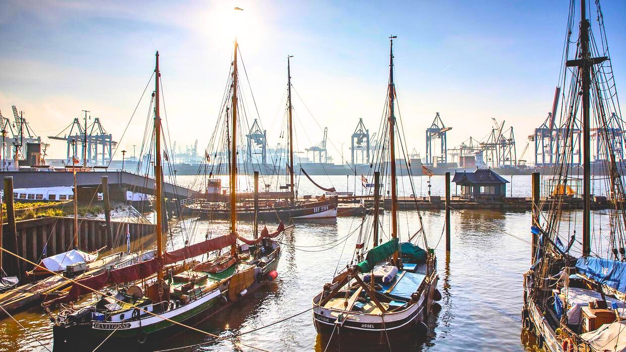 Bestaune Schiffsveteranen im Museumshafen Oevelgönne