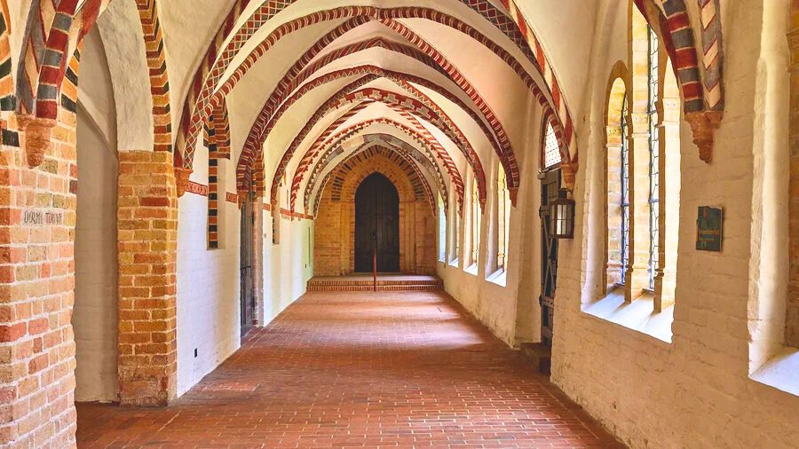 Gehe durch den 800 Jahre Kreuzgang im Ratzeburger Dom
