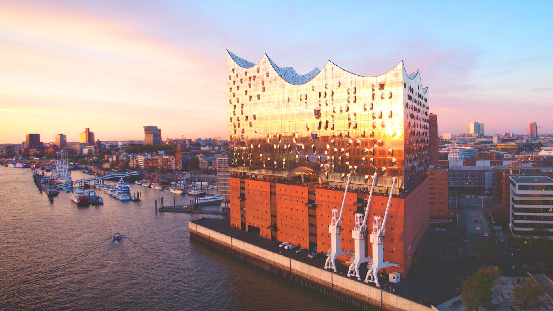 Steige aufs Plaza der Elbphilharmonie mit Hafen Ausblick