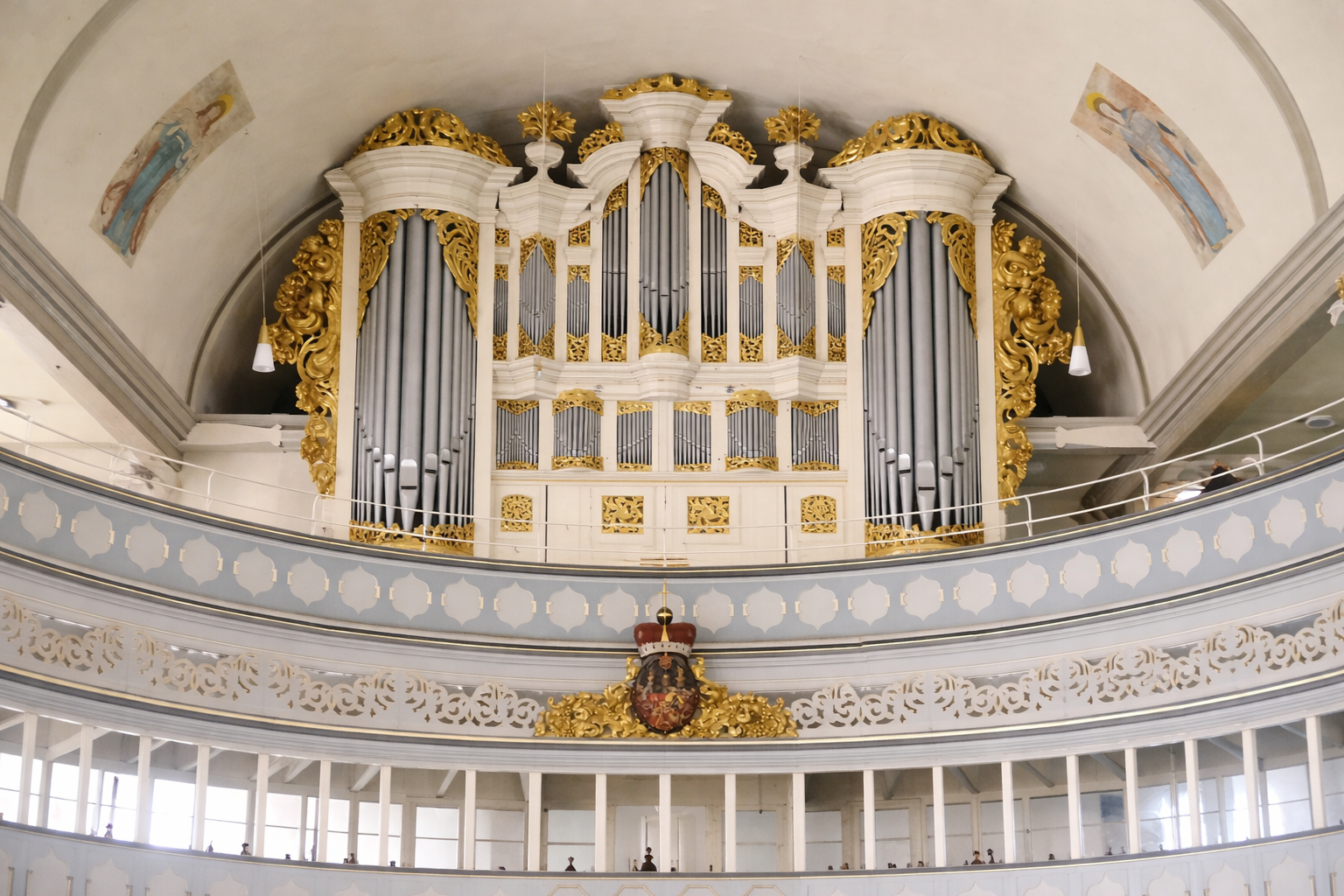 Besuche die St. Laurentius Kirche