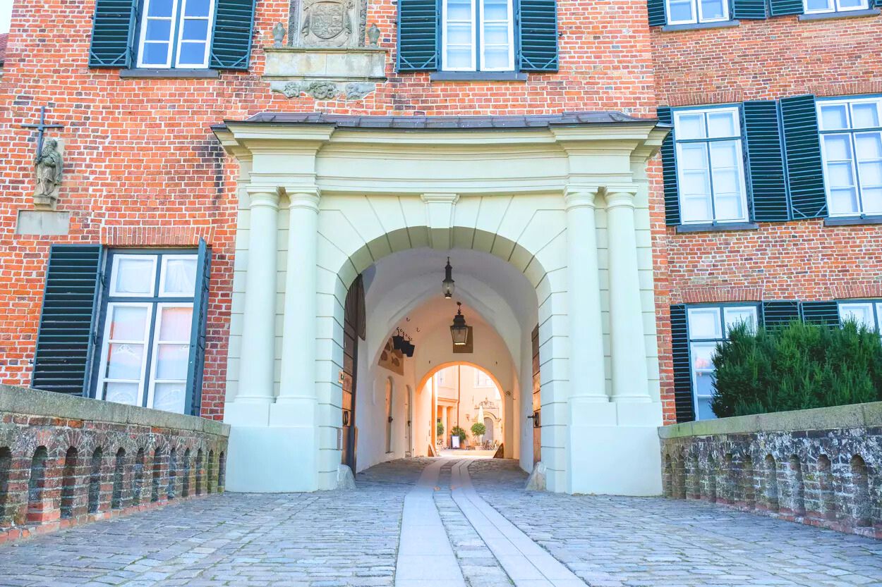 Spaziere durch das Tor des Schloss Eutin